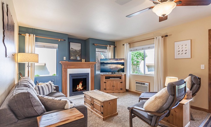Downtown Leavenworth Condo | Walk to Xmas Lites, Festivities, Coaster, Free Parking, Grnd Floor Condo