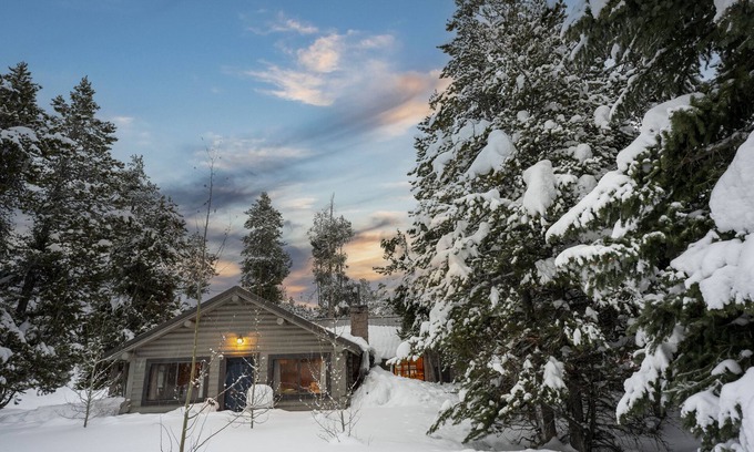 West Yellowstone Cabin | Walk to Yellowstone Log Cabin w/Shop & Hot Tub 8-10 ppl