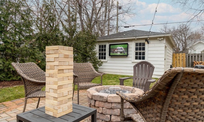 Deer Park House | Walkable attractions Central Location Firepit