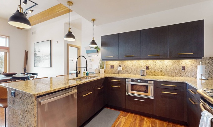 Eagle Condo | Walkable condo with mountain-view deck, firepit & bar/restaurant downstairs