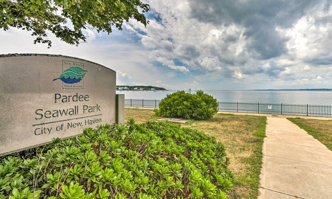 East Shore Cottage | Walkable New Haven Retreat w/Ocean Views!