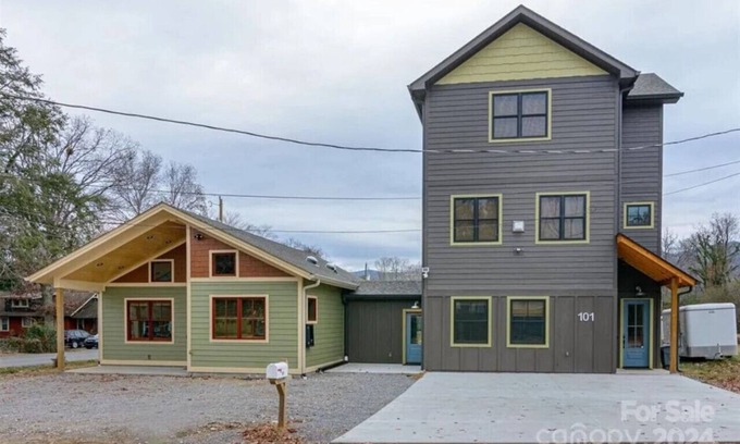 Black Mountain House | Walkable retreat with Hot tub