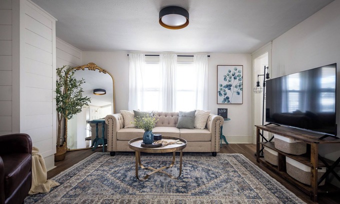 University Circle Apartment | Walkable to Everywhere in Little Italy- Near CWRU, Cleveland Clinic Main Campus