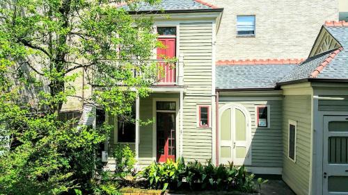 Faubourg Livaudais Apartment | Walker Mansion on St Charles Ave - Unit 7