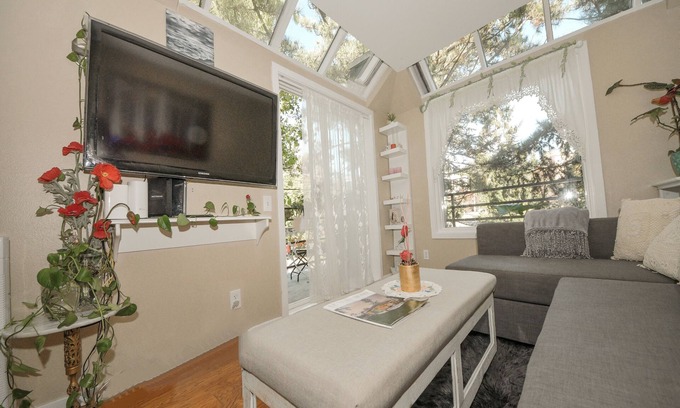 Queen Anne Condo | Walker's Paradise, charming safe, quiet,Queen Anne Hill garage parking Apt.