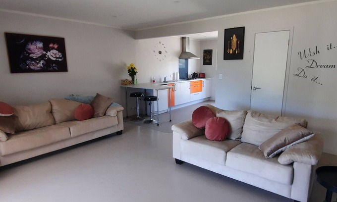 Mangawhai House | Walking distance to cafes and restaurants