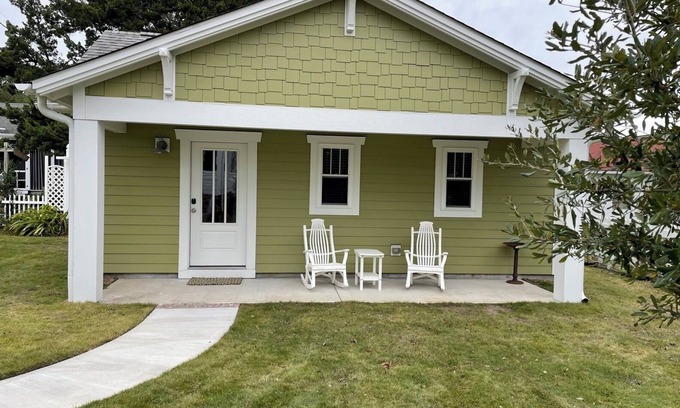 Morehead City House | Walking distance to Downtown Beaufort, NC. Short drive to several beaches.