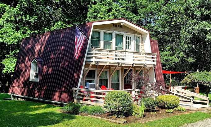Chalk Hill Ski Chalet | Walking Distance to Klay Winery & Distillery with Hot Tub!