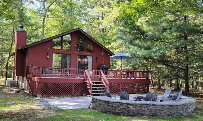 Greentown House | Walking distance to lakes and golf course