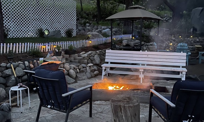 Cascade House | Walking distance to Lake, golf, restaurants and bar