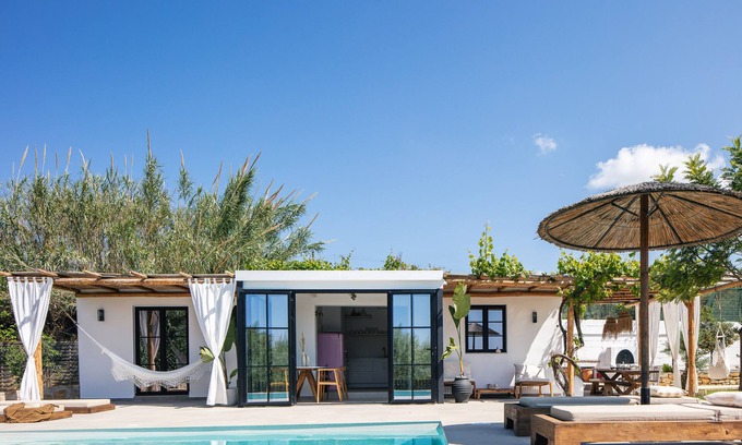 Platanias Town Villa | Walking Distance to Platanias Centre and the Beach! Heated pool!