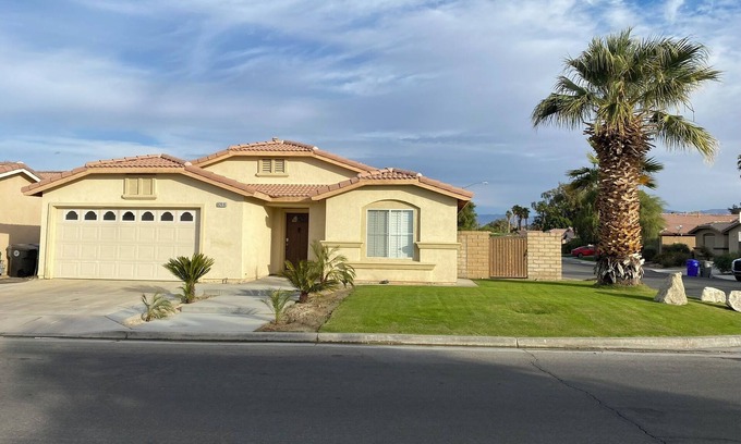Indio House | Walking distance to Stagecoach and Coachella Valley Music Festival.