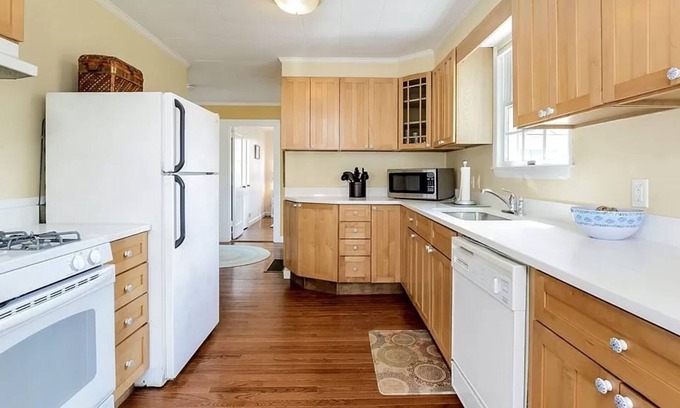 North Falmouth House | Walking distance to the Beach! Cottage with A/C, backyard patio, outdoor shower