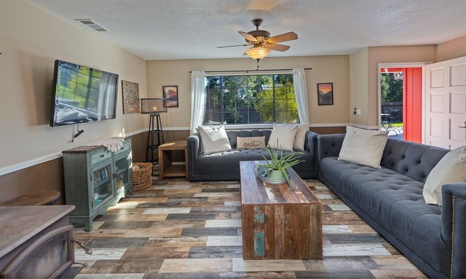 Cascadel Woods House | Walking distance to Whiskey Falls, whole house generator, fire pit, BBQ