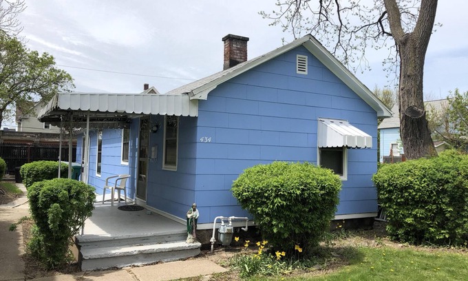 Downtown Niagara Falls House | Walking Distance to the Falls, Casino, and Canada