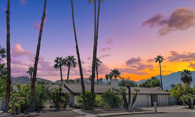 Araby House | Walking On Sunshine - Beautiful Palm Springs Retreat