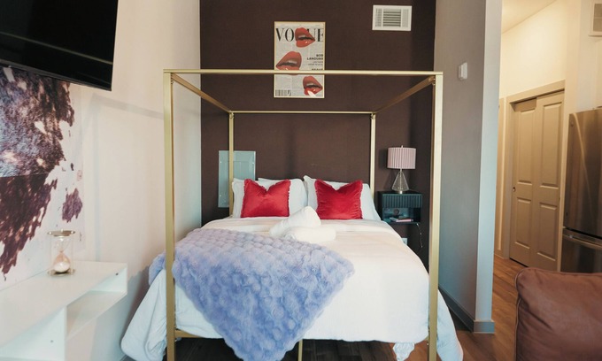 Washington Ave./ Memorial Park Apartment | Walking Paradise-Rooftop Pool-Free Parking & Wifi