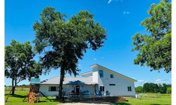 Austin County House | Walking Star Farm - mins to Brenham and Round Top