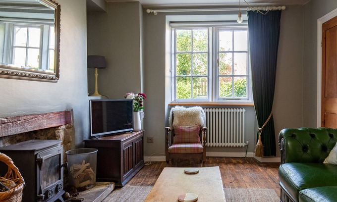 Nailsworth Cottage | Walkley Wood Cottage - sleeps 4 guests in 2 bedrooms