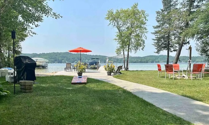 Petoskey House | 🏖Walloon Lakefront-Million Dollar Sunsets-Game Room-Fire Pit-Pets Welcome!🏖