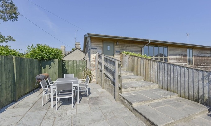 Teigngrace Cottage | WALNUT COTTAGE, pet friendly, country holiday cottage in Newton Abbot