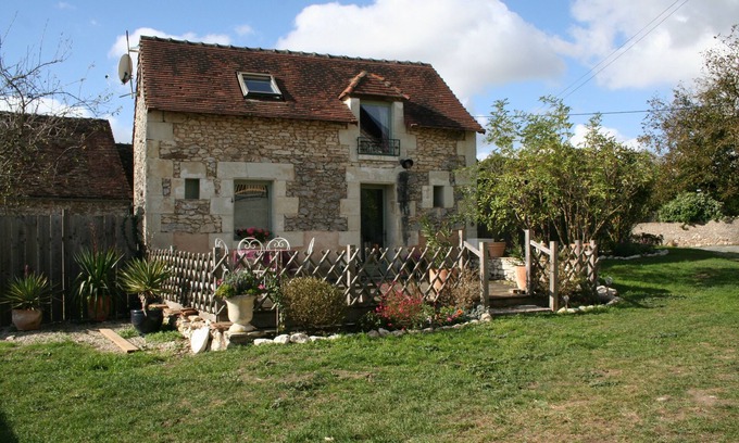 Pleumartin Cottage | Walnut Lodge, 1 bedroom traditional Gite in rural location