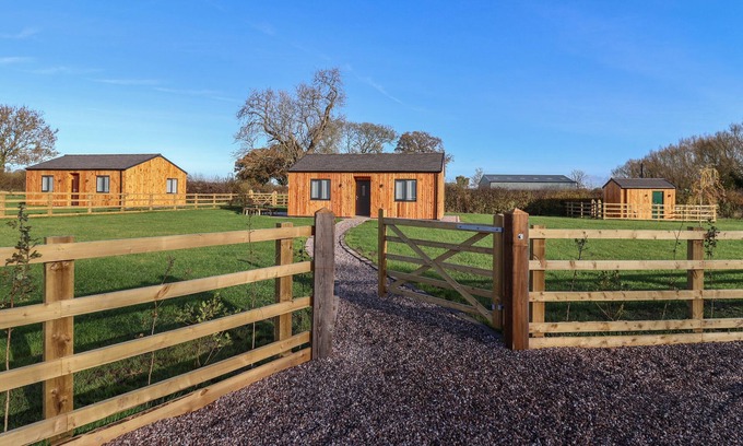 Radbourne Cabin | WALNUT LODGE, pet friendly, with a garden in Etwall