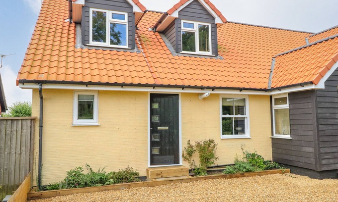 Attleborough Cottage | WALNUT SHADE, with a garden in Old Buckenham