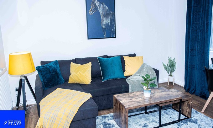 Walsall House | Walsall, 3-Beds, Sleeps 8, Groups & Contractors