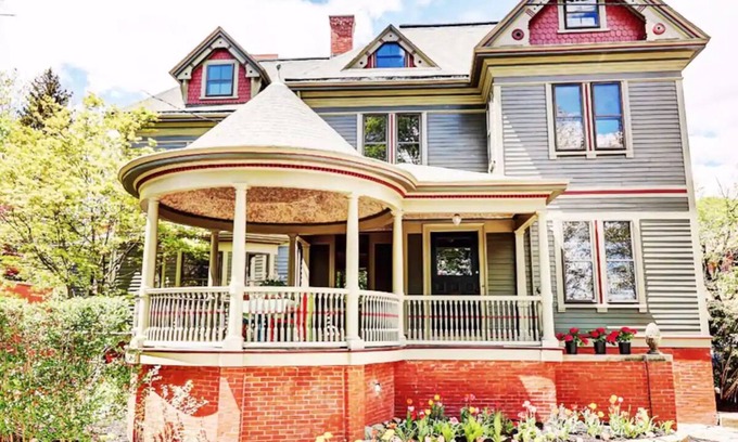 College Hill Apartment | Walter S. Budlong Apartment - Sunny, Large, Sleeps 4. Close to Brown and RISD