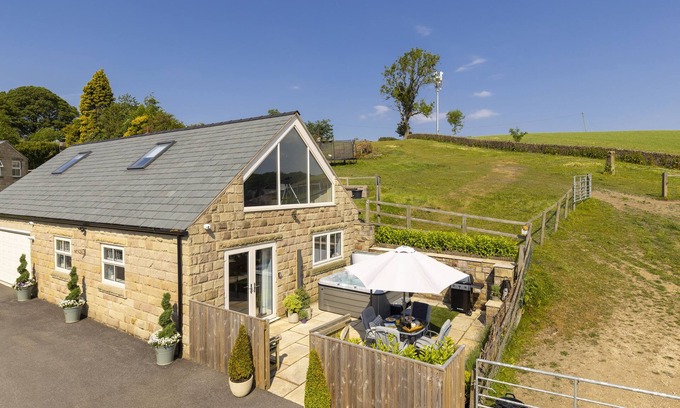 Chapel en le Frith Cottage | WALTON HOUSE COTTAGE, romantic, with hot tub in Chapel-En-Le-Frith