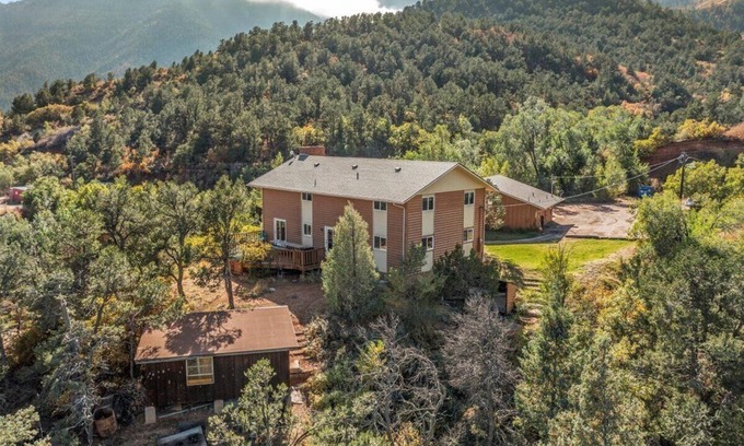Manitou Springs House | Waltons Mountain Lodge with large HOT TUB