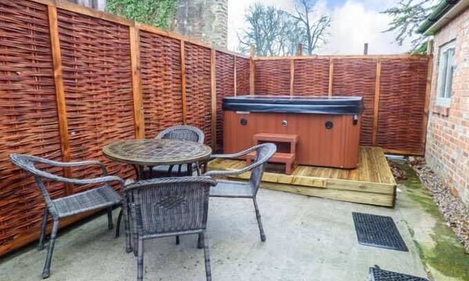 Walworth Cottage | WALWORTH CASTLE HOLIDAY COTTAGE, pet friendly in Walworth