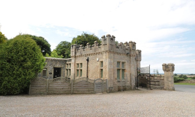 Walworth Cottage | WALWORTH CASTLE LODGE, pet friendly, with hot tub in Darlington