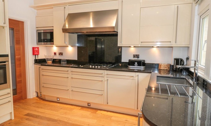 Walworth Cottage | WALWORTH CASTLE LODGE, pet friendly, with hot tub in Darlington