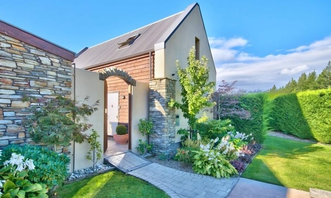 Wanaka Cottage | WANAKA COTTAGE with OUTDOOR PRIVATE SPA