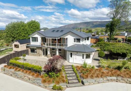Wanaka House | Wanaka Lake House - Close to That Wanaka Tree
