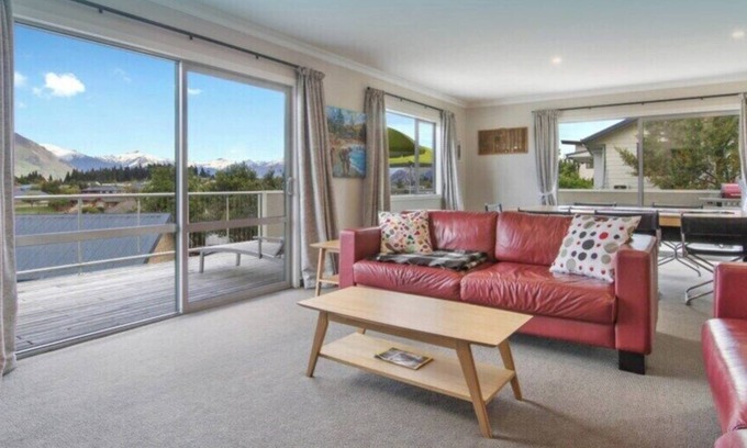 Wanaka House | Wanaka 'Mount Iron Edge' with Mountain Views