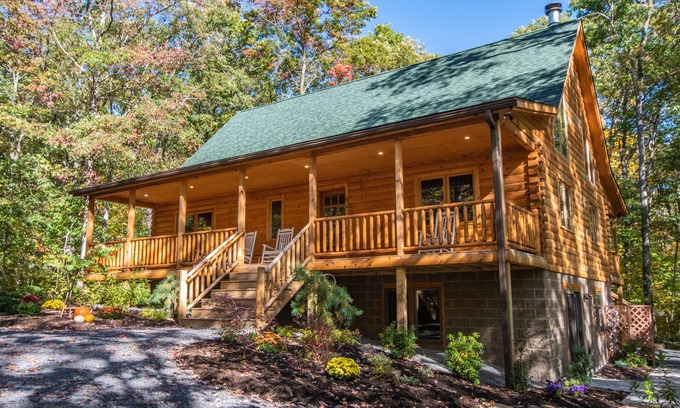 McHenry House | Wander Inn: Only 1 Mile to Wisp Resort & Lake Activities