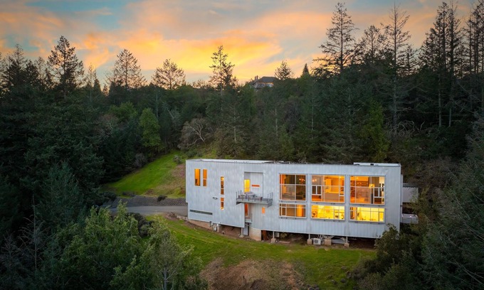 Santa Rosa House | Wander Sonoma Hills sleeps 8, w/gym/Workstations & Hot tub, 4 Bedrooms