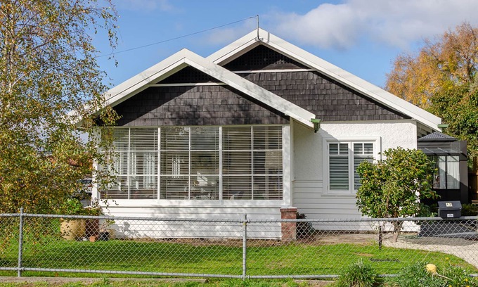Kingston Beach Cottage | Wanderhaven- Restored 100 years old cottage with golf and river views