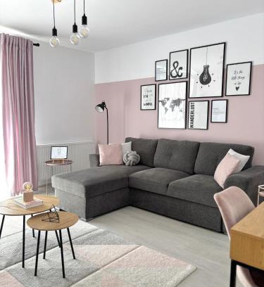 Rasnov Apartment | Wanderlust Home Pink, Rasnov Apt for 4, Wifi and Free Parking