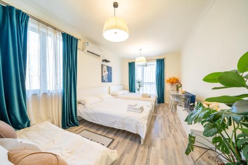 Huaihai Road Commercial Area Apartment | WangYue - Paris Fashion ShFinacial Center Landmark view 2 King Beds Flat