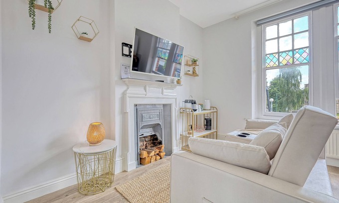 Wanstead Apartment | Wanstead Gem – Bright, Cosy & Immaculate High Street Apartment in East London