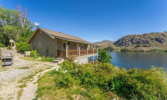Manson House | Wapato Lake Waterfront Retreat