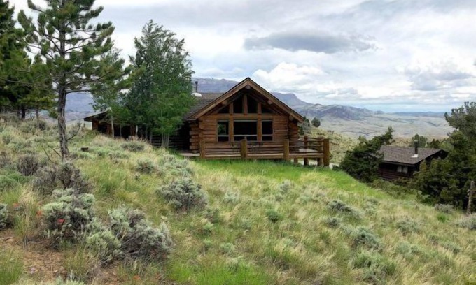 Wapiti House | Wapiti Peek- breathtaking views, pet friendly, only a 30-minute drive to Yellowstone National Park!