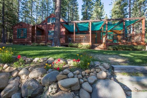 Sunnyside House | Ward Creek Retreat - Cozy Old Tahoe Cabin w Short Drive to Ski Resorts Pet Friendly
