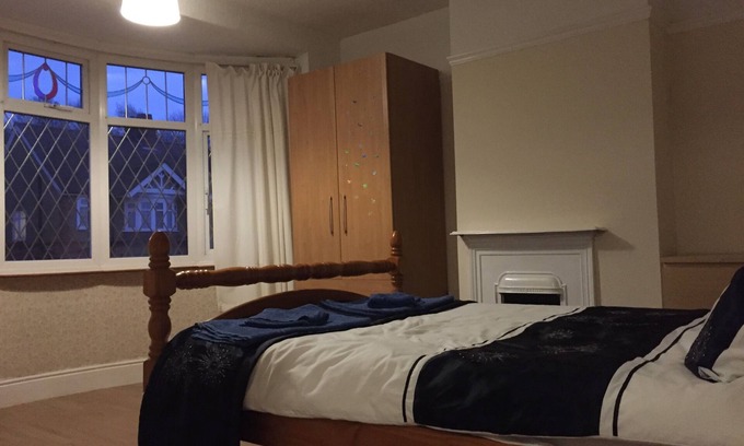 Luton House | Wardown House, walks to parks, lake and Museum. 10 min London-Luton Airport.