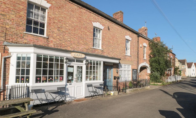Dursley Apartment | WARDS COURT 2, family friendly, with a garden in Frampton On Severn