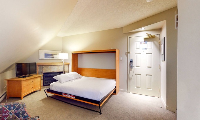 Whistler Village Apartment | Warm 5th-floor studio with electric fireplace - near the lifts & golf course